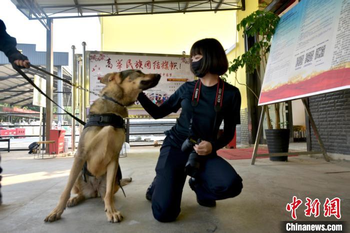 图为王应红与警犬互动。　临沧边境管理支队供图