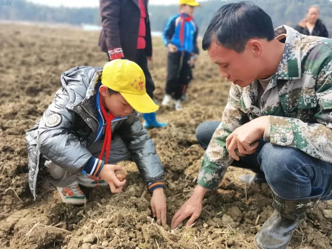 新时代文明实践｜雷锋精神薪火传，志愿服务你我他