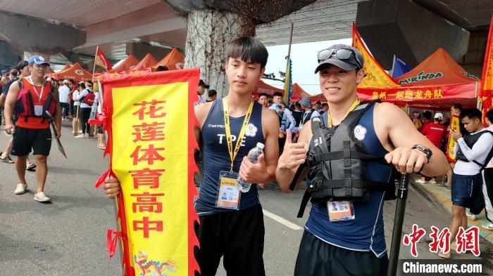 台湾东华大学大三学生张宇琛(前右)此行是第四次前来集美参加龙舟赛。　杨伏山 摄
