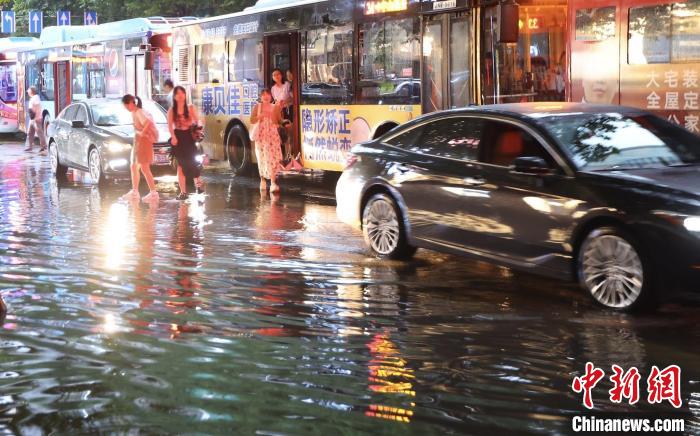 19日18时左右，南京雨水减止，市区仍有部分积水。　泱波 摄