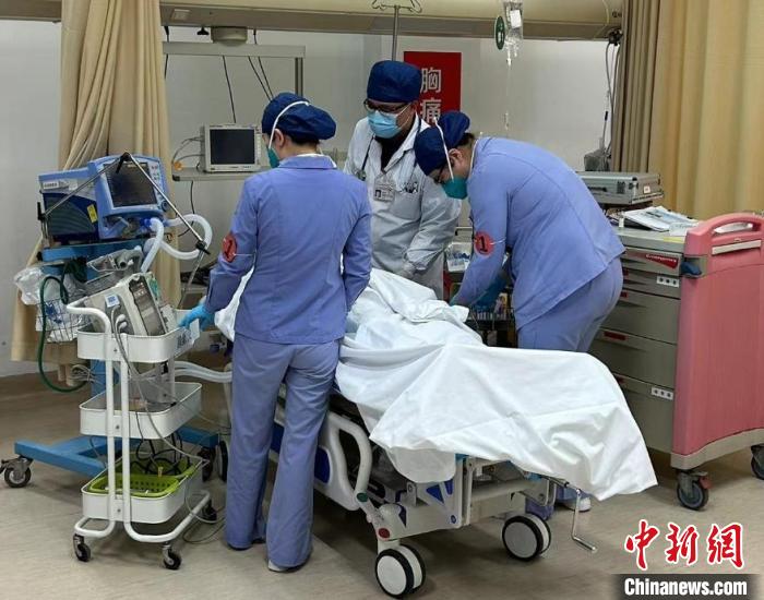 长三角化学灾害医学应急演练中，专家救治伤者。　上海市卫健委供图