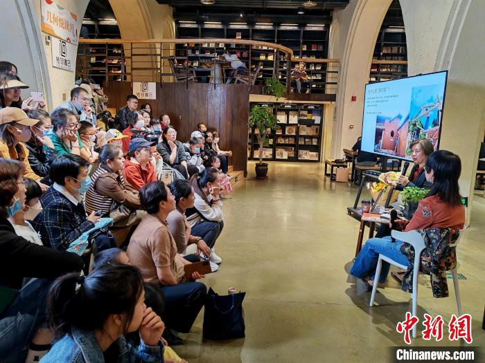 图为民众在几何书店内听讲座。 邢雪娟 供图 图为民众在几何书店内听讲座。 邢雪娟 供图