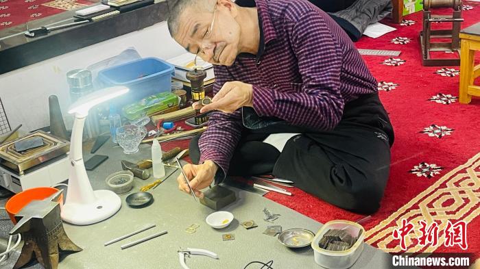 阿不都西提·阿不力米提正在工作。 潘琦 摄 阿不都西提·阿不力米提正在工作。 潘琦 摄