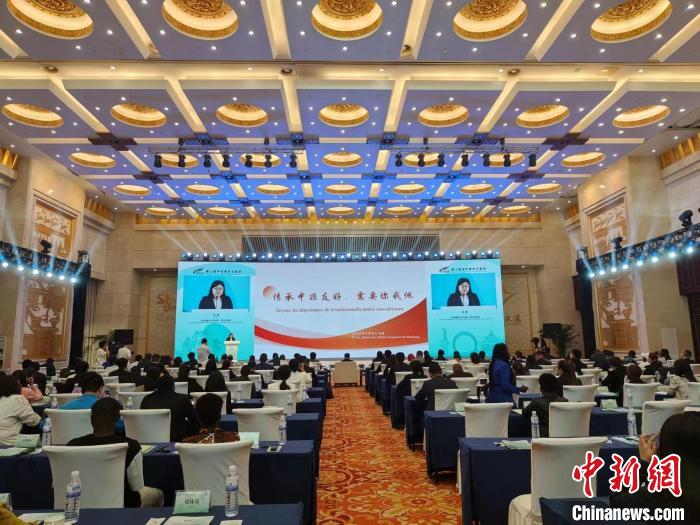 山东省委外办非洲处二级主任科员倪赛在现场发言。 王采怡 摄 山东省委外办非洲处二级主任科员倪赛在现场发言。 王采怡 摄