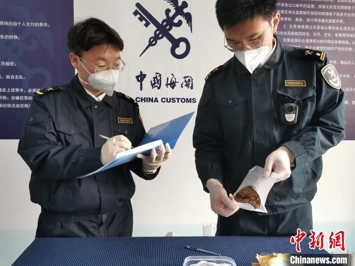 图为北京邮局海关关员对进境邮件进行开箱查验。 孟晨 摄 图为北京邮局海关关员对进境邮件进行开箱查验。 孟晨 摄