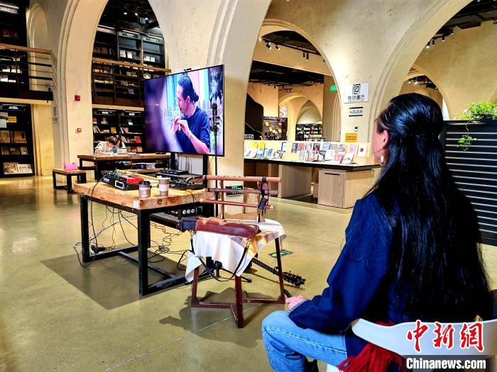 图为一位音乐人在西宁几何书店内办讲座。 邢雪娟 供图 图为一位音乐人在西宁几何书店内办讲座。 邢雪娟 供图