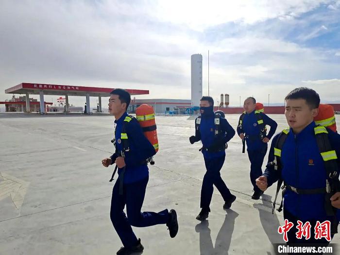 图为消防救援人员日常训练。(资料图) 茫崖市消防救援大队供图 图为消防救援人员日常训练。(资料图) 茫崖市消防救援大队供图