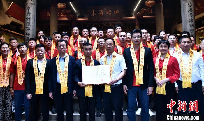 图为:湄洲妈祖祖庙董事会董事长林金赞向泰国泉州晋江联合总会颁发分灵证书。 湄洲妈祖祖庙供图 图为:湄洲妈祖祖庙董事会董事长林金赞向泰国泉州晋江联合总会颁发分灵证书。 湄洲妈祖祖庙供图
