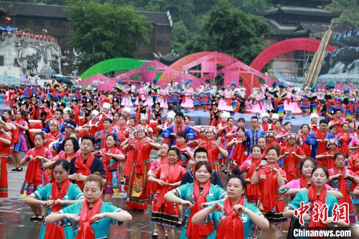 图为第十二届中国乌江苗族踩花山节现场。 梁钦卿 摄 图为第十二届中国乌江苗族踩花山节现场。 梁钦卿 摄
