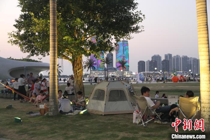 “立夏”时节,市民游客在海口湾户外草坪露营纳凉。 张月和 摄 “立夏”时节,市民游客在海口湾户外草坪露营纳凉。 张月和 摄