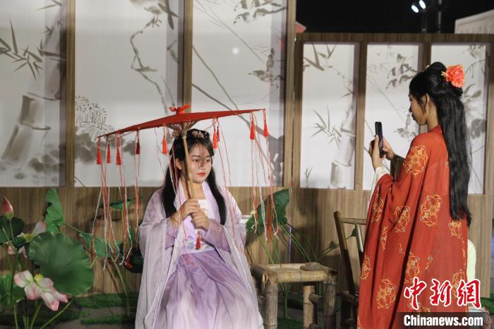 图为市民游客在海口古风市集体验汉服,拍照打卡。 张月和 摄 图为市民游客在海口古风市集体验汉服,拍照打卡。 张月和 摄