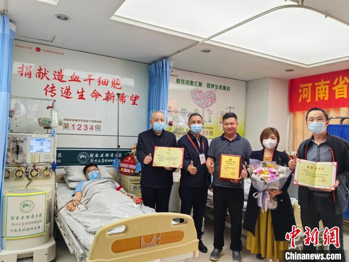 红十字会工作人员为胡峰阳颁发荣誉证书。 刘晴 摄 红十字会工作人员为胡峰阳颁发荣誉证书。 刘晴 摄