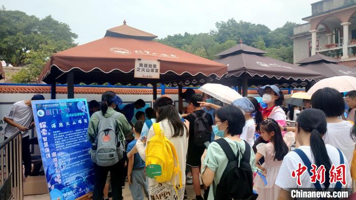 排队等候体验活动。 杨伏山 摄 排队等候体验活动。 杨伏山 摄