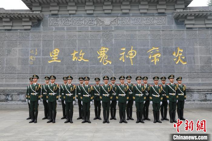 寻根节礼兵集训(右五为李林雨) 武警湖北总队供图 寻根节礼兵集训(右五为李林雨) 武警湖北总队供图
