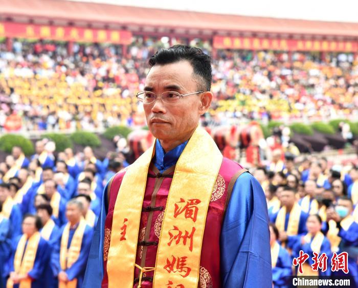 图为:陈俞龙参加春祭大典。 湄洲妈祖祖庙供图 图为:陈俞龙参加春祭大典。 湄洲妈祖祖庙供图