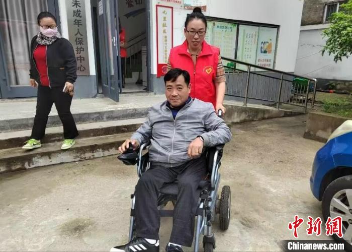 吴继良、赵书娜夫妻二人热心公益。 朱志庚 摄 吴继良、赵书娜夫妻二人热心公益。 朱志庚 摄