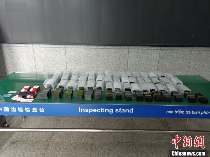 图为查获的境外电话卡及涉私手机显示屏配件。 广西友谊关出入境边防检查站供图 图为查获的境外电话卡及涉私手机显示屏配件。 广西友谊关出入境边防检查站供图