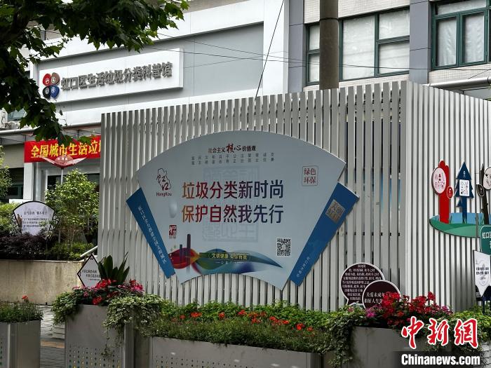 上海街边一角 李秋莹 摄 上海街边一角 李秋莹 摄