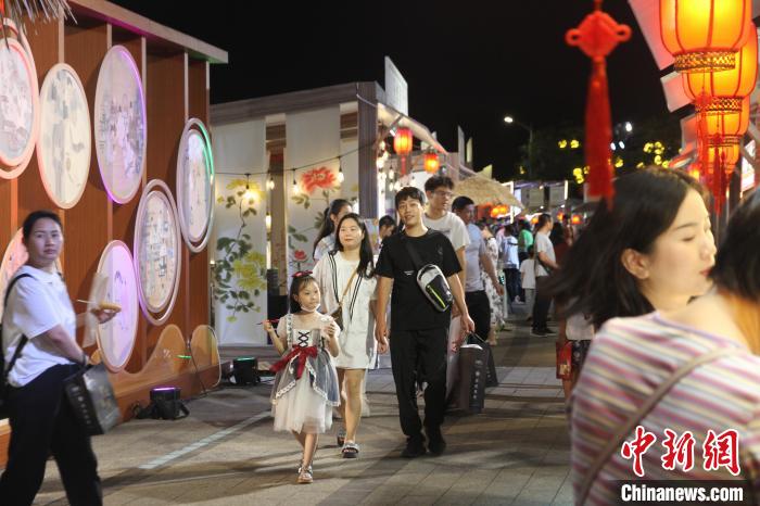 图为市民游客在海口古风市集游玩。 张月和 摄 图为市民游客在海口古风市集游玩。 张月和 摄
