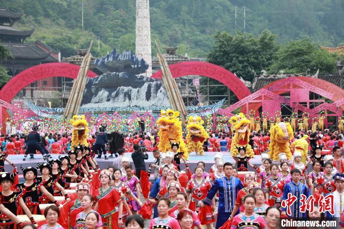 图为第十二届中国乌江苗族踩花山节现场。 梁钦卿 摄 图为第十二届中国乌江苗族踩花山节现场。 梁钦卿 摄