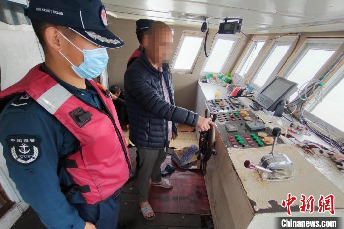图为海警现场抓获船员5人。 福州海警局供图 图为海警现场抓获船员5人。 福州海警局供图