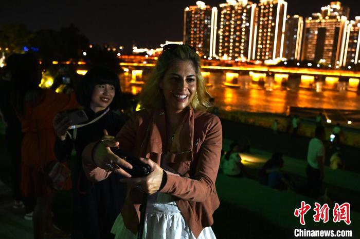 感受漳州夜休闲文化和“岁月静好”的生活。 张金川 摄 感受漳州夜休闲文化和“岁月静好”的生活。 张金川 摄