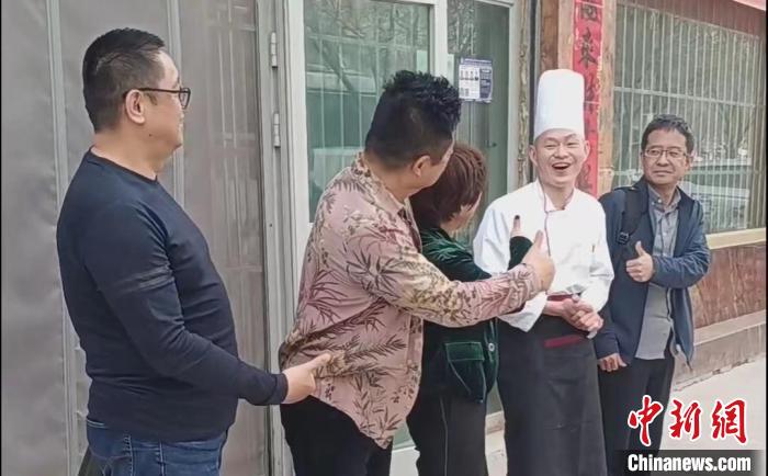 如今,唐洪军在莎车开办的川香阁,不但在当地食客中受宠,还是外地游客的打卡地。 受访者提供 如今,唐洪军在莎车开办的川香阁,不但在当地食客中受宠,还是外地游客的打卡地。 受访者提供
