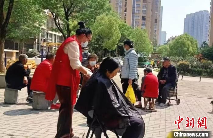 赵书娜带领团队到社区为孤寡老人理发、洗脚、打扫卫生等提供多项服务。 吴继良供图 赵书娜带领团队到社区为孤寡老人理发、洗脚、打扫卫生等提供多项服务。 吴继良供图