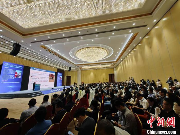 主论坛上中国工程院院士、石河子大学机械电气工程学院研究员、博士生导师陈学庚作主题演讲。 王小军 摄 主论坛上中国工程院院士、石河子大学机械电气工程学院研究员、博士生导师陈学庚作主题演讲。 王小军 摄
