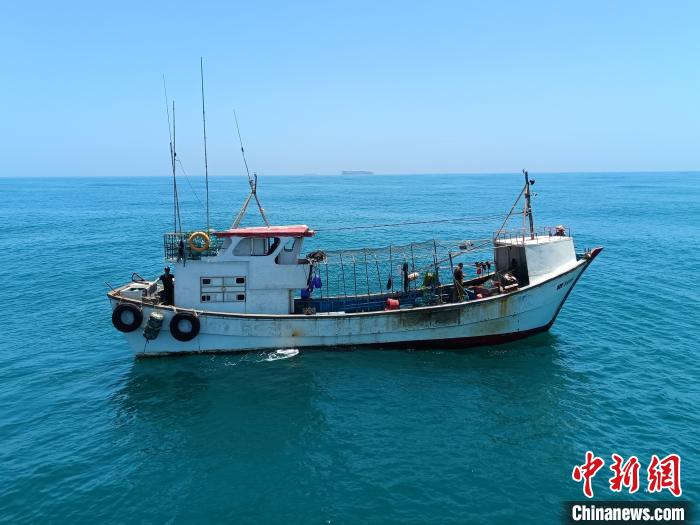 正在非法捕捞作业的涉案渔船。 漳州海警局供图 正在非法捕捞作业的涉案渔船。 漳州海警局供图