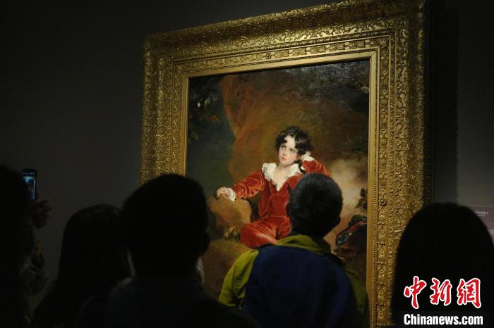 5月7日晚,观众在“从波提切利到梵高:英国国家美术馆珍藏展”展厅内欣赏名画。 康玉湛 摄 5月7日晚,观众在“从波提切利到梵高:英国国家美术馆珍藏展”展厅内欣赏名画。 康玉湛 摄