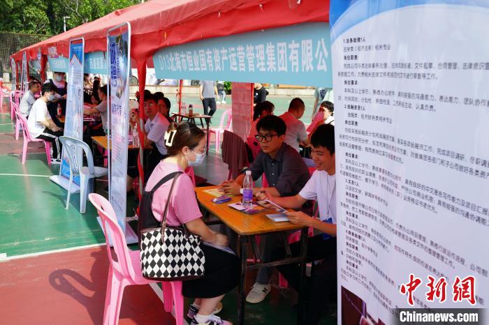 图为求职者与用人单位有关人员面对面交流。 玉庚鑫 摄 图为求职者与用人单位有关人员面对面交流。 玉庚鑫 摄