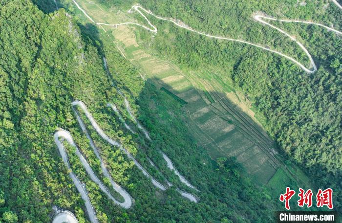 图为进山崎岖的山路。 王伟臣 摄 图为进山崎岖的山路。 王伟臣 摄