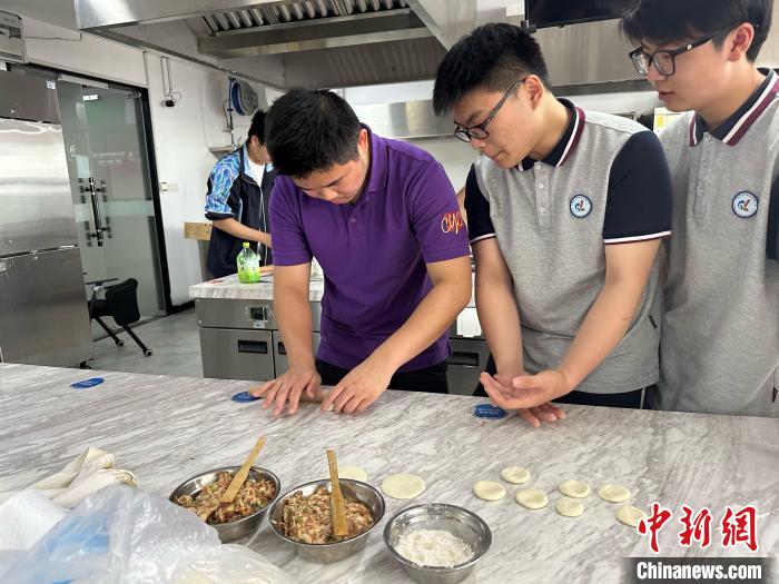 烹饪现场。 香港扶幼会则仁中心学校供图 烹饪现场。 香港扶幼会则仁中心学校供图