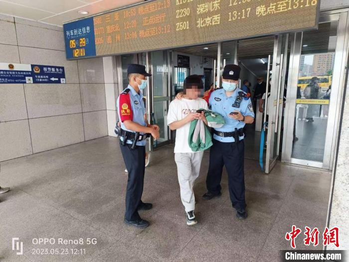 嫌疑人被抓获归案 广州铁路警方 供图 嫌疑人被抓获归案 广州铁路警方 供图