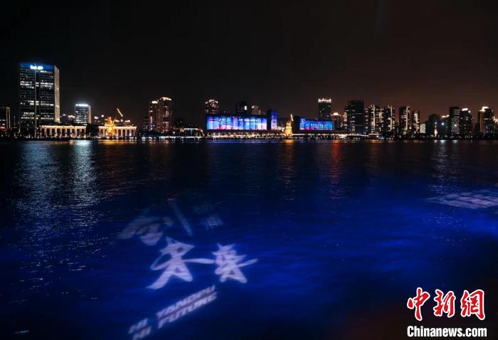 上海杨浦滨江26日晚间被点亮。 杨浦区新闻办供图 上海杨浦滨江26日晚间被点亮。 杨浦区新闻办供图