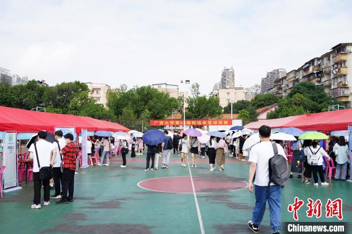 图为招聘会现场。 玉庚鑫 摄 图为招聘会现场。 玉庚鑫 摄