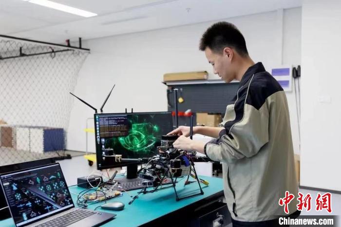 技能人才正调试多型号机器人系统。 浙江省人力社保厅供图 技能人才正调试多型号机器人系统。 浙江省人力社保厅供图