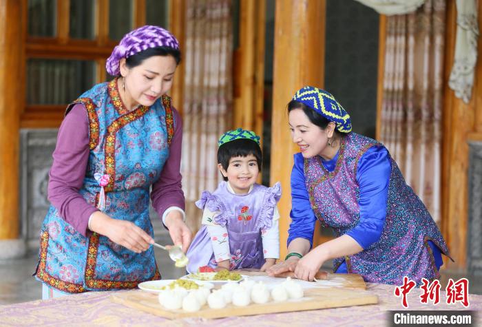 2022年5月25日,保安族村民制作麦穗包子。(资料图) 高展 摄 2022年5月25日,保安族村民制作麦穗包子。(资料图) 高展 摄