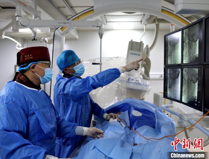 厦大附属中山医院神经内科主任陈星宇(右)团队实施介入手术。 厦大附属中山医院供图 厦大附属中山医院神经内科主任陈星宇(右)团队实施介入手术。 厦大附属中山医院供图