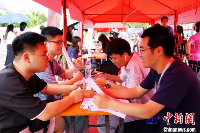 图为求职者与用人单位有关人员面对面交流。 玉庚鑫 摄 图为求职者与用人单位有关人员面对面交流。 玉庚鑫 摄