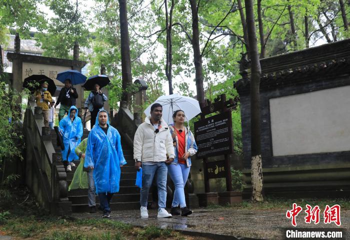 国际媒体人参观昭化古城文庙。 王磊 摄 国际媒体人参观昭化古城文庙。 王磊 摄