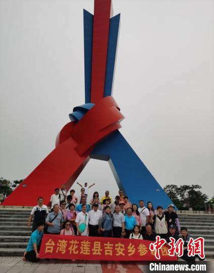 图为参访团在东兴市“山海相连地标广场”前合影。 黄小燕 摄 图为参访团在东兴市“山海相连地标广场”前合影。 黄小燕 摄