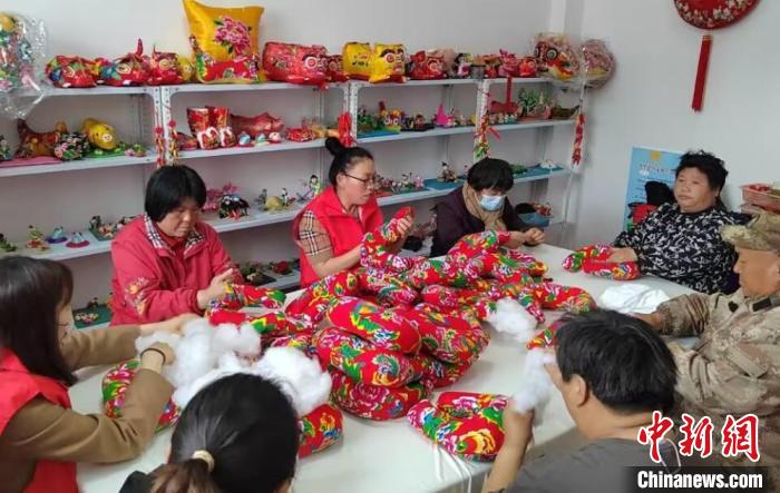 在继良残疾人之家,他们通过招募残疾人,传授香包制作工艺,增加残疾人收入。 朱志庚 摄 在继良残疾人之家,他们通过招募残疾人,传授香包制作工艺,增加残疾人收入。 朱志庚 摄