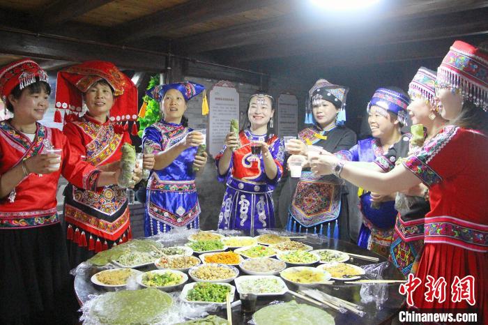 民族同胞共享地方传统美食。 江文辉供图 民族同胞共享地方传统美食。 江文辉供图