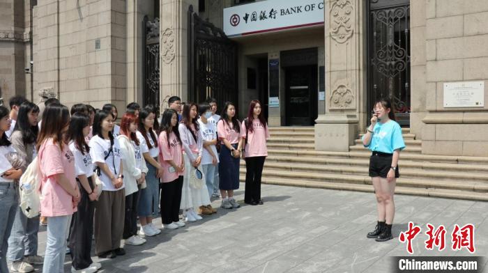 上海龙华烈士陵园(龙华烈士纪念馆)联合上海对外经贸大学举办了一场红色育人课堂活动。 龙华烈士陵园(龙华烈士纪念馆)供图 上海龙华烈士陵园(龙华烈士纪念馆)联合上海对外经贸大学举办了一场红色育人课堂活动。 龙华烈士陵园(龙华烈士纪念馆)供图