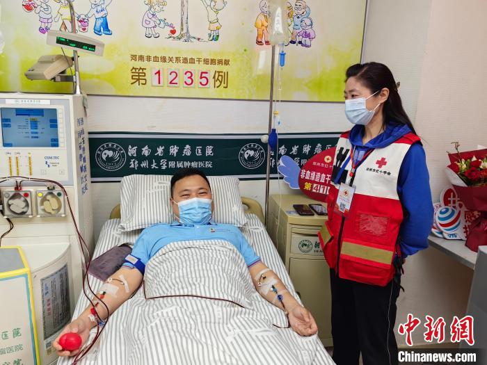 志愿者徐晨龙正在进行造血干细胞混悬液采集。 刘晴 摄 志愿者徐晨龙正在进行造血干细胞混悬液采集。 刘晴 摄