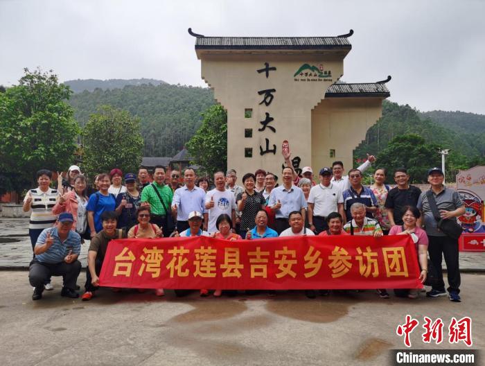 图为参访团考察上思县十万大山布透温泉时合影留念。 黄小燕 摄 图为参访团考察上思县十万大山布透温泉时合影留念。 黄小燕 摄