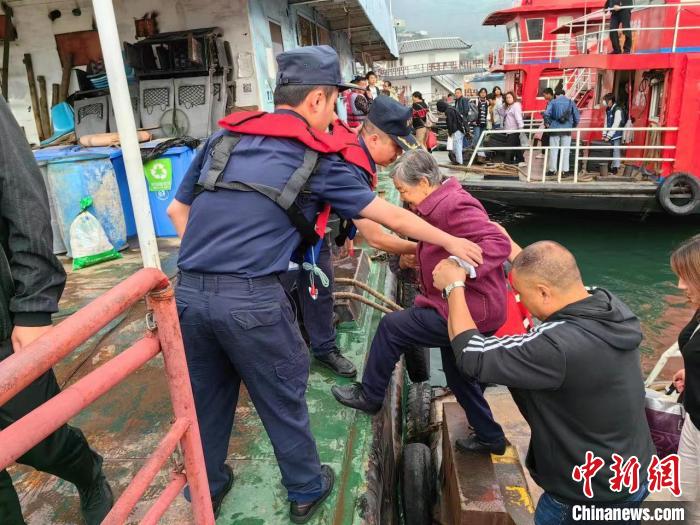 图为“五一”假期期间长江海事部门保障水上出行安全 长江海事局供图 图为“五一”假期期间长江海事部门保障水上出行安全 长江海事局供图