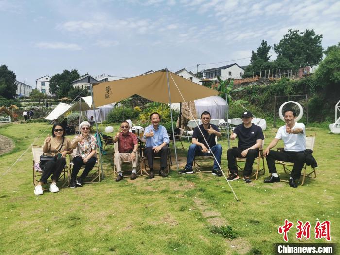 考察现场。 黄继海 摄 考察现场。 黄继海 摄